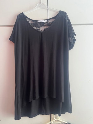 Parabita women's black blouse with lace back like new, size XL