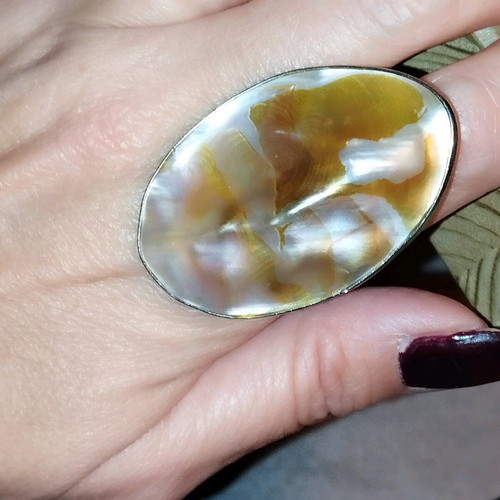 Adjustable ring like shell in excellent condition, white and beige