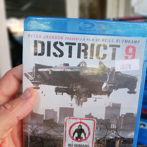 Blue Ray District 9 like new