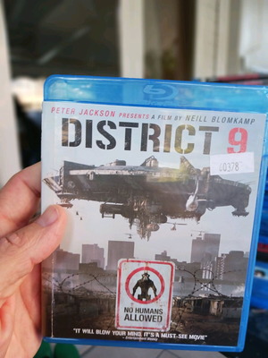 Blue Ray District 9 like new