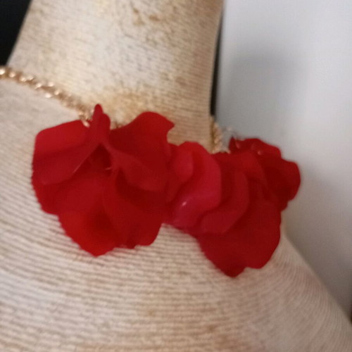 Women's necklace like new with red rose petals made of plexiglass