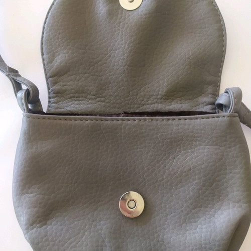 Gray crossbody bag like new with long strap and magnetic closure