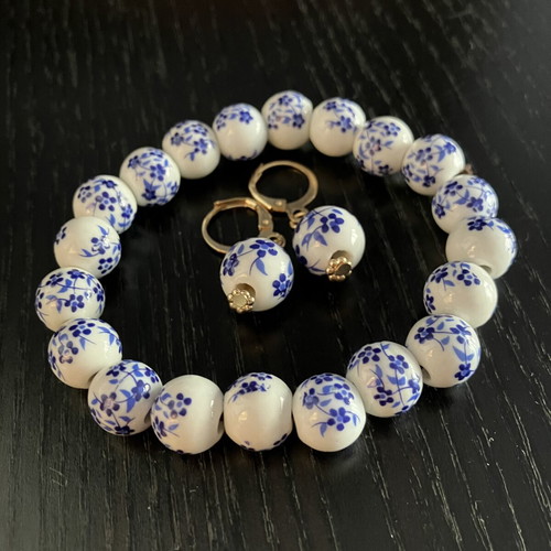 Jewelry set with ceramic beads like new, white and blue design