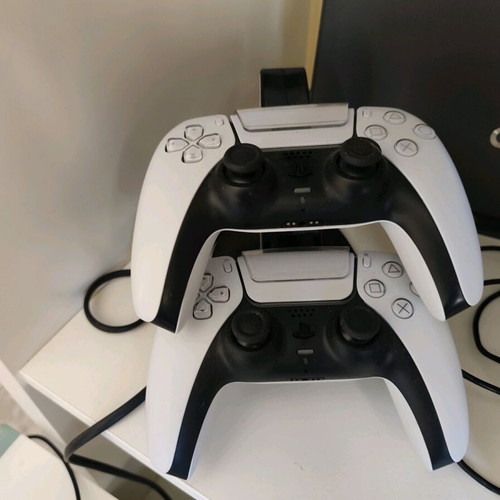 Ps5 1 Tera σαν καινούργιο με 2 χειριστήρια, φορτιστή, 6 παιχνίδια και καλώδια