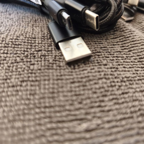 10 καλώδια φόρτισης USB Type-C και ένα τριπλό καλώδιο