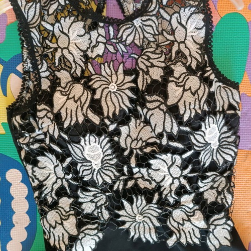 Dress medium size with lace and elasticity like new, black