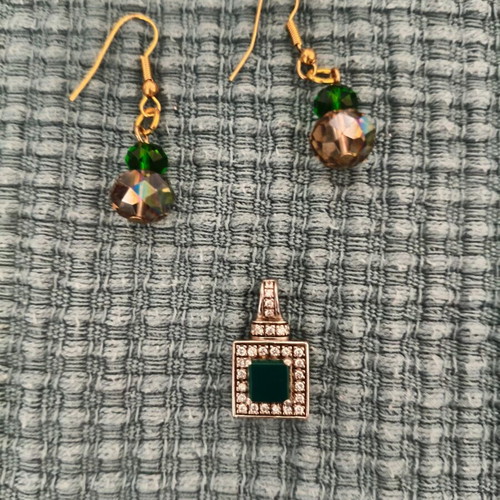 Silver 925 pendant set with green stones like new