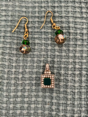 Silver 925 pendant set with green stones like new