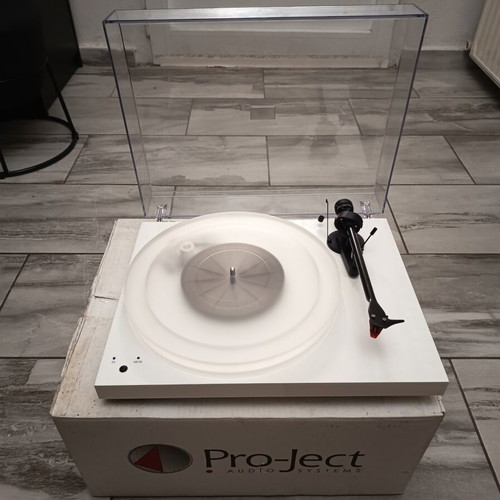 Pro-ject Debut Carbon E-sprit SB turntable white with Phono Box E preamp