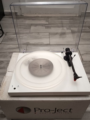 Pro-ject Debut Carbon E-sprit SB turntable white with Phono Box E preamp