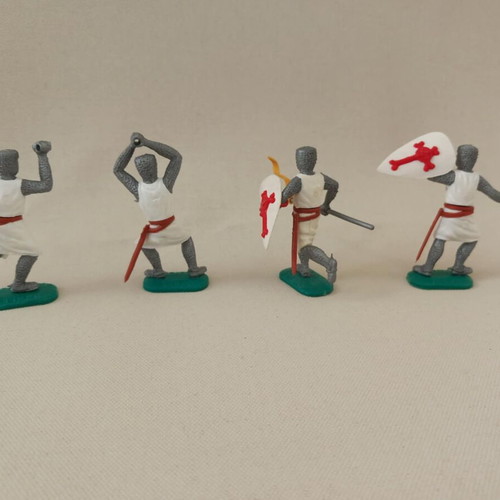 Timpo Crusader figures set of 4 used, some missing weapons