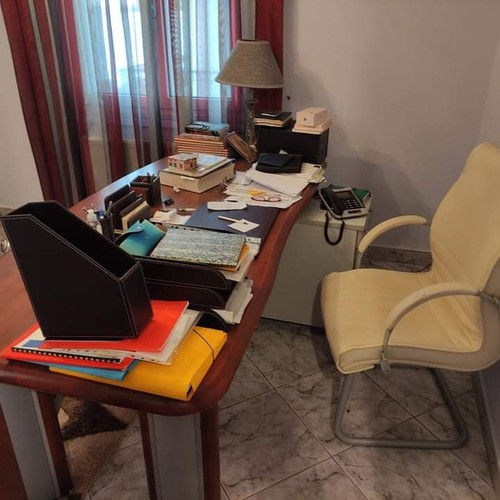Σετ επίπλων γραφείου ξύλινο με μεταλλικά πόδια και δερμάτινη καρέκλα σαν καινούργιο