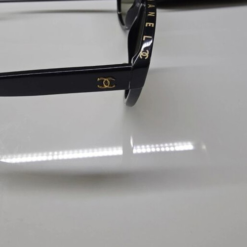 Chanel sunglasses with gold mirror lenses like new, black