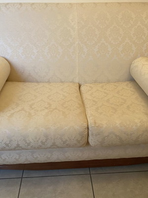 Living room sofas set 2 and 3 seats like new, classic style
