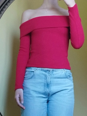Stradivarius red off-shoulder blouse like new, size S