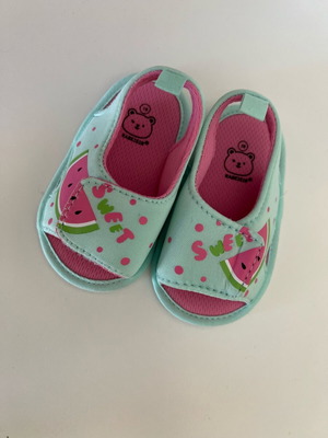 Baby shoes new, size 18, very light cuddle style