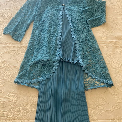 Abiye set like new, long pleated skirt, pleated top and lace jacket petrol color