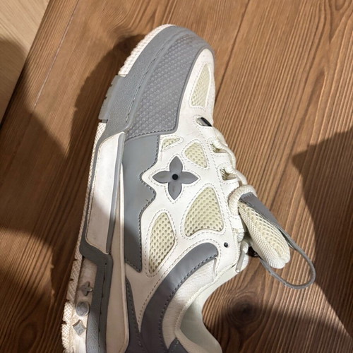 Louis Vuitton Skates Grey shoes like new, size 44