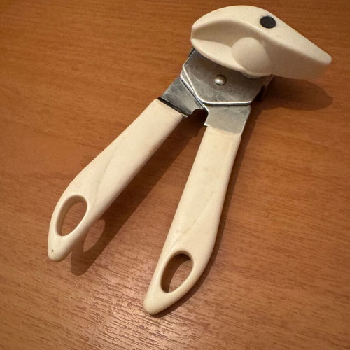 Can opener with rotating handle like new