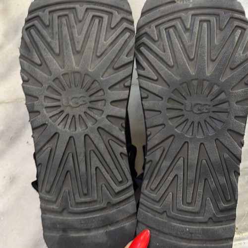 Ugg black size 42 like new with anatomical insole