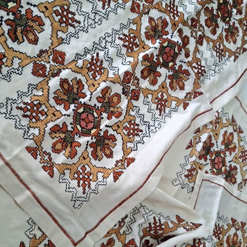 Set of 4 machine embroidered linens new, 80×80 square, 105×40 and 35×35 runners