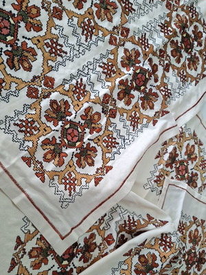 Set of 4 machine embroidered linens new, 80×80 square, 105×40 and 35×35 runners