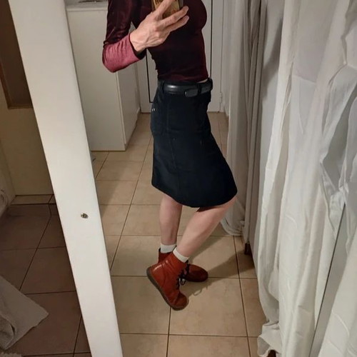 Black velvet pencil skirt like new, size M/L