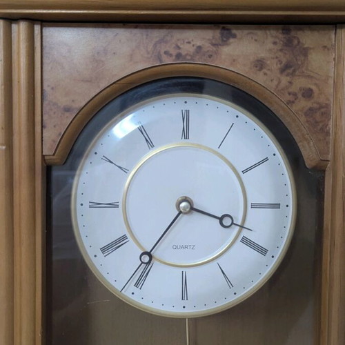 Wall clock like new, dimensions 68cm height and 26cm width