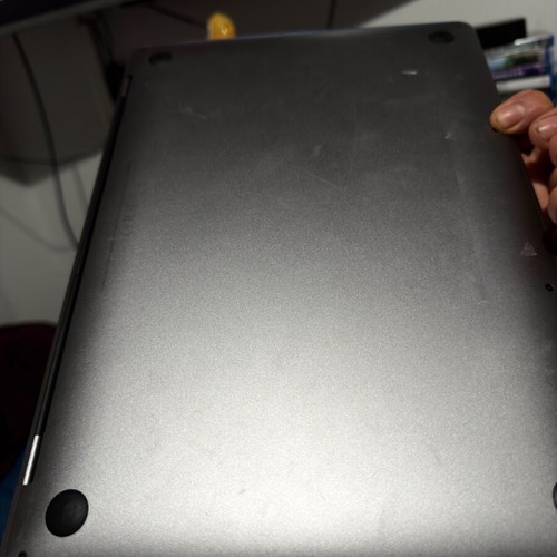 MacBook Pro M1 13’ 8GB RAM 256 SSD used with broken screen and dents