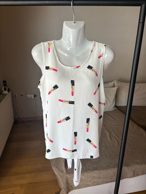 Sleeveless top like new with lipstick designs, one size