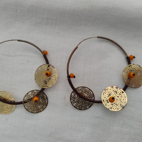 Gold-colored earrings used with ethnic details