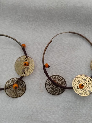 Gold-colored earrings used with ethnic details