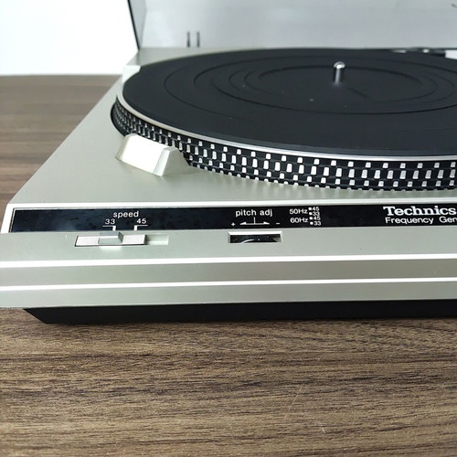 Technics SL-B20 vintage turntable used with stroboscope pitch control