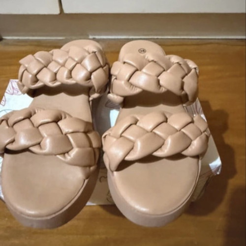 Flatform sandals tan with double braided strap like new