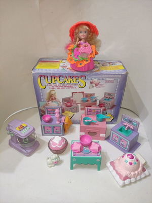 Rare Vnt Cupcake Set Cafe Ise Cream Kitchen and Doll like new