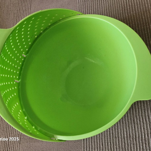 Plastic basin with colander slightly used