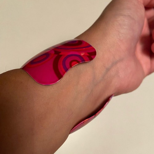 Bracelet used with vivid color and metal material