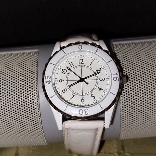 White wristwatch used with leather strap