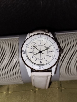 White wristwatch used with leather strap
