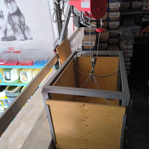 Lifting crane like new with motor, arm, and basket
