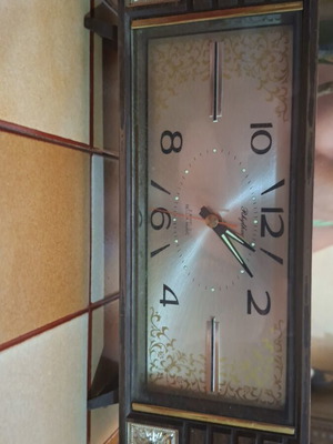 Decorative clock with adjustable alarm like new, analog table clock