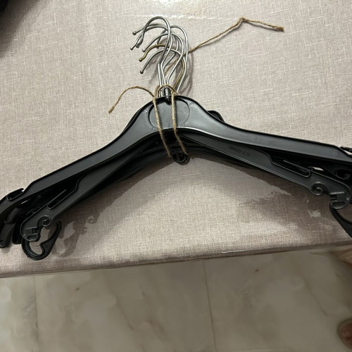 Plastic hangers pack of 6 black, like new