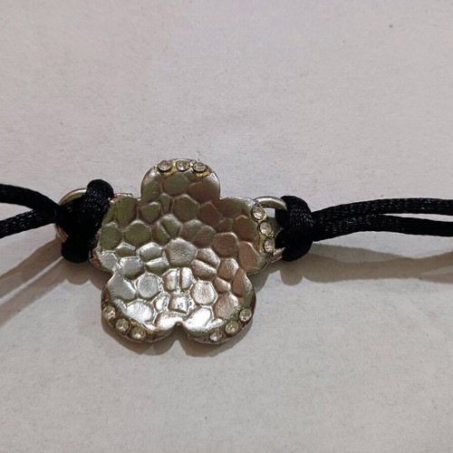 Flower necklace like new