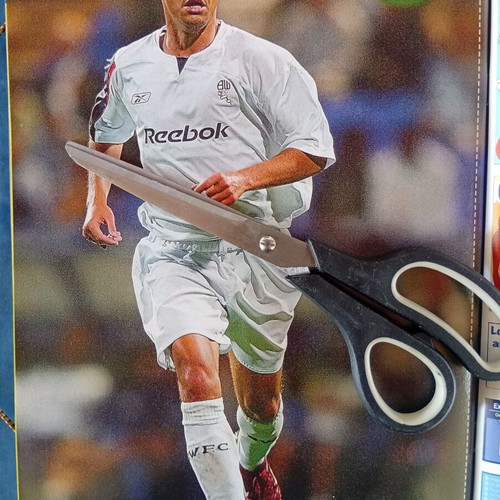 Match Football Magazine Issue 20-26/9/2005 like new with Adriano poster and 8 stickers