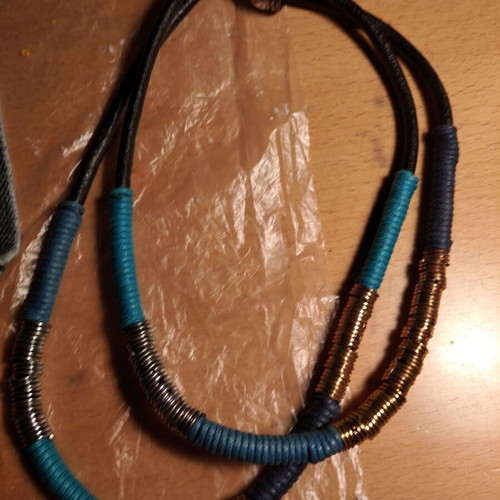 Necklace new rubber with wrapped threads and gold and silver rings