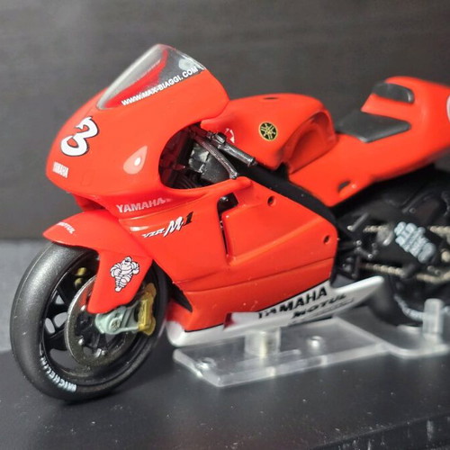MotoGP Yamaha YZR-M1 Max Biaggi 2002 model 1:24 like new