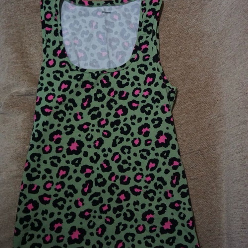 Women's blouse new, size M, green with pattern