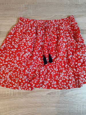 Stradivarius women's shorts skirt M red white floral like new