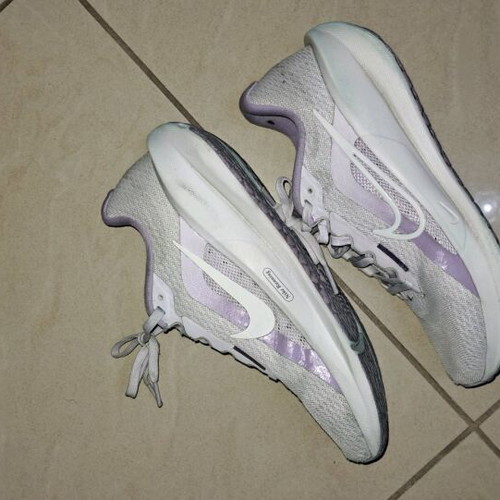 Nike women's athletic shoes used, size 37.5, white and purple