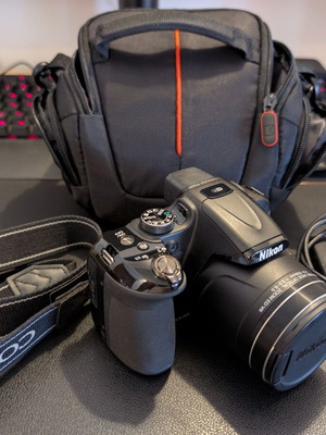 Nikon P600 в отлично състояние с 60x оптично увеличение, батерия, зарядно, каишка и калъф